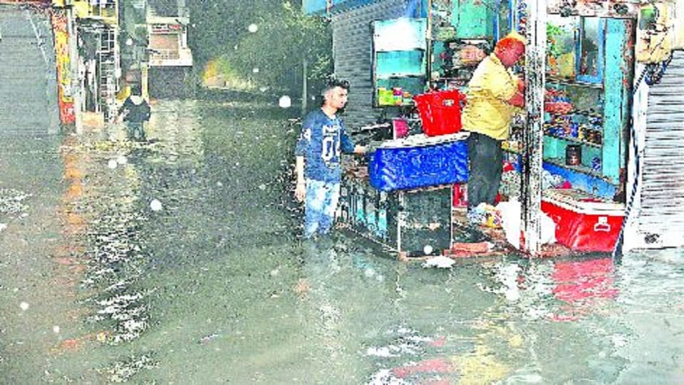 Agra Weather News heavy rain Fall Roads became rivers water entered houses and shops