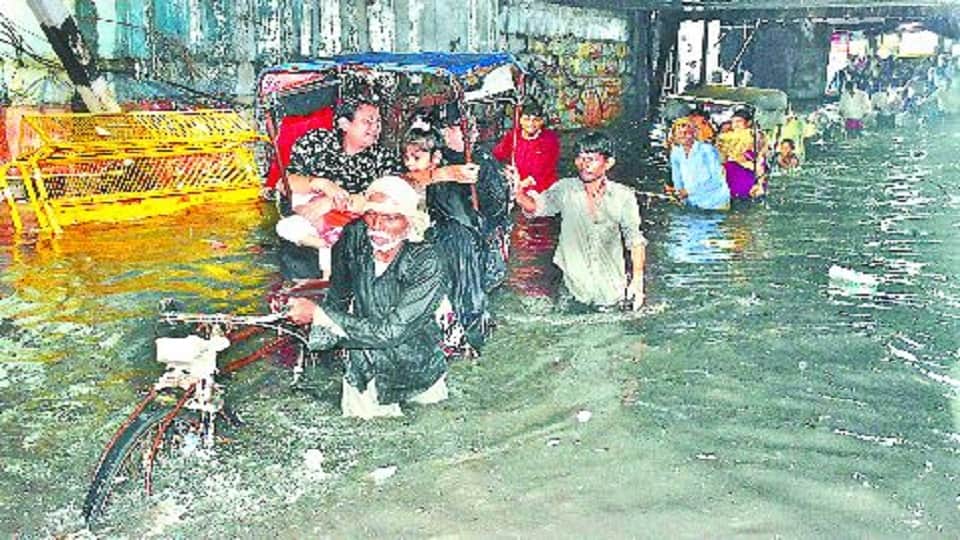 Agra Weather News heavy rain Fall Roads became rivers water entered houses and shops