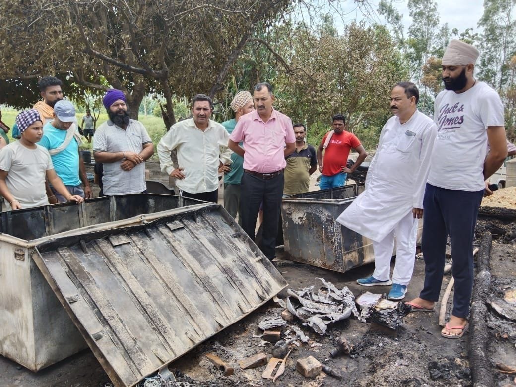 Five huts caught fire, three including two children were scorched