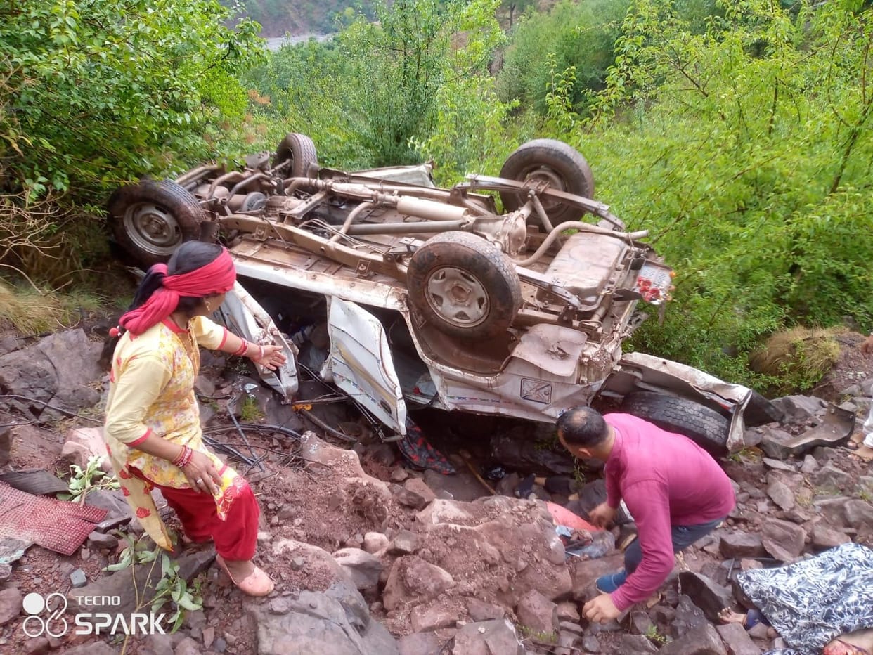 Sumo rolled into ditch, four killed, five injured