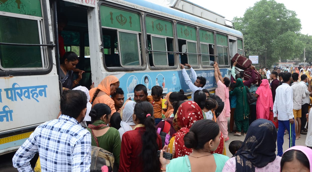 Opposition to 'Agneepath', youth protested by blocking the road