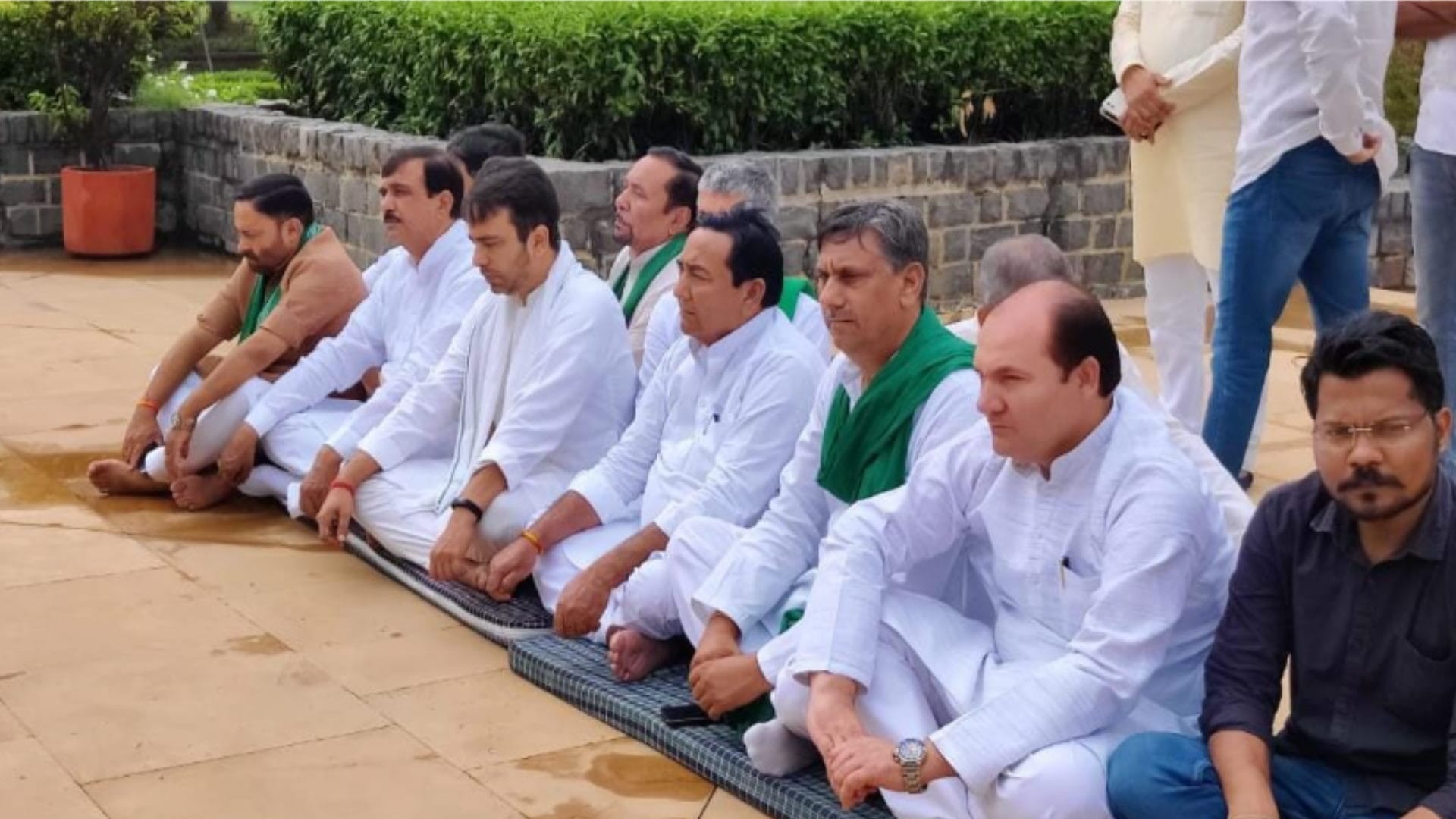 Opposition to Agneepath scheme: Chaudhary Jayant Singh protest along with RLD MLAs demonstrated by observing silence at Kisan Ghat