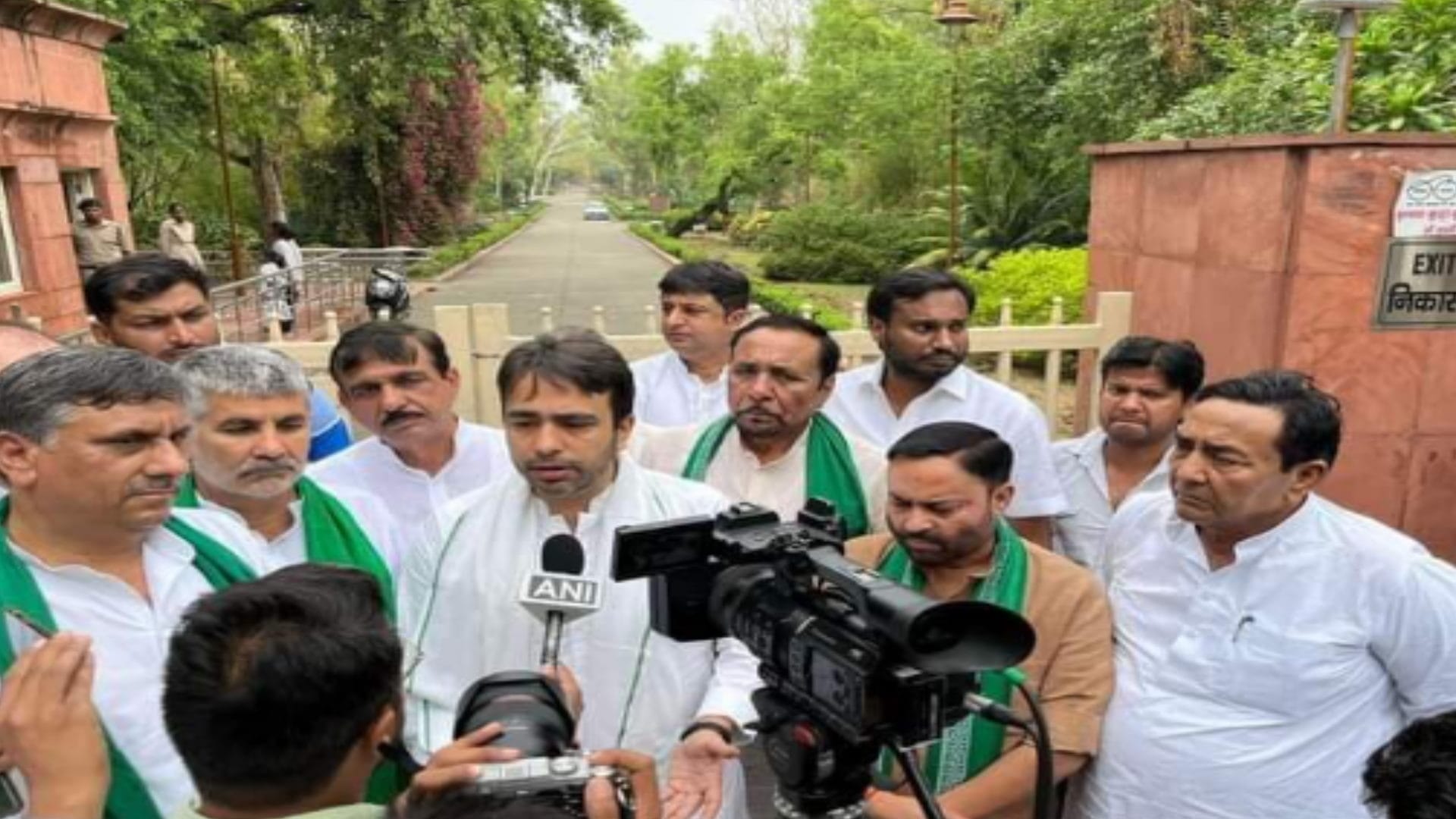 Opposition to Agneepath scheme: Chaudhary Jayant Singh protest along with RLD MLAs demonstrated by observing silence at Kisan Ghat