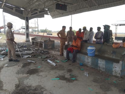 Agnipath Protest Chandauli Youth vandalized kuchaman railway station sub inspector injured in stone pelting