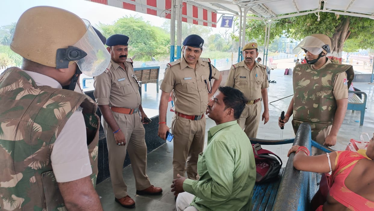 Vigilance stopped the way of demonstration, escaped after seeing the police, action for disturbing the peace on two
