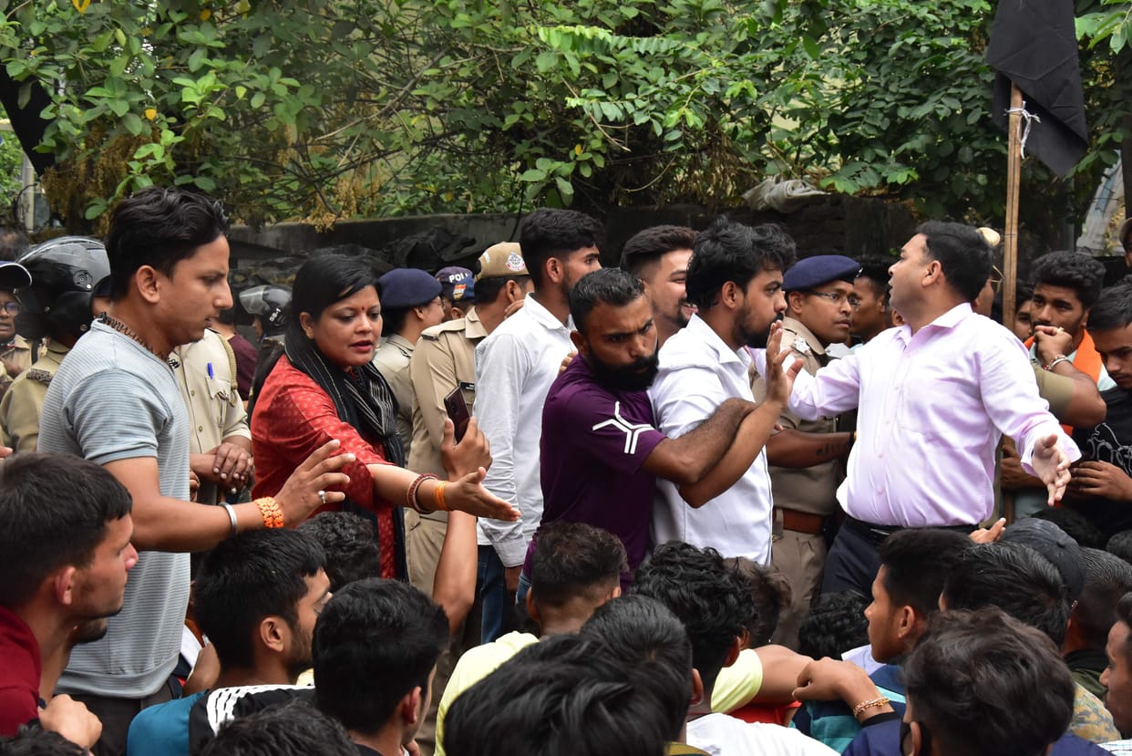 Agneepath--- Police, administration lathi-charged their failure