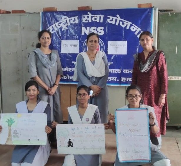 Hathras: Girls showed their skills in slogan and poster competition