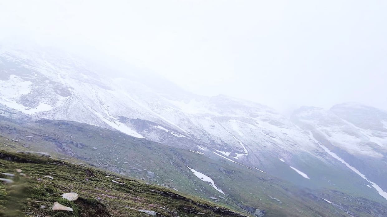 Himachal weather Update: Snowfall in Rohtang and Shikunla Pass, clouds rain in Shimla, Manali, heavy rainfall alert