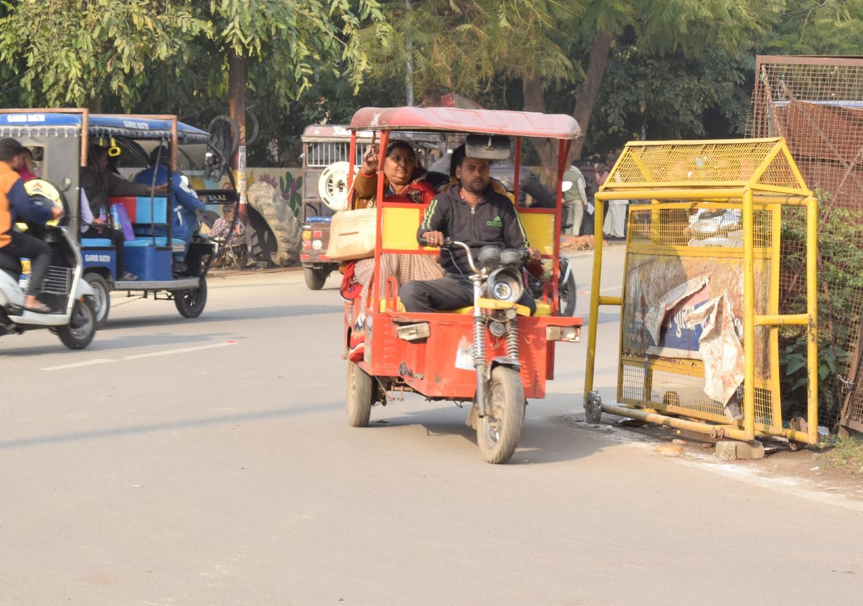 E-rickshaw: Hundreds running, registration of hundred