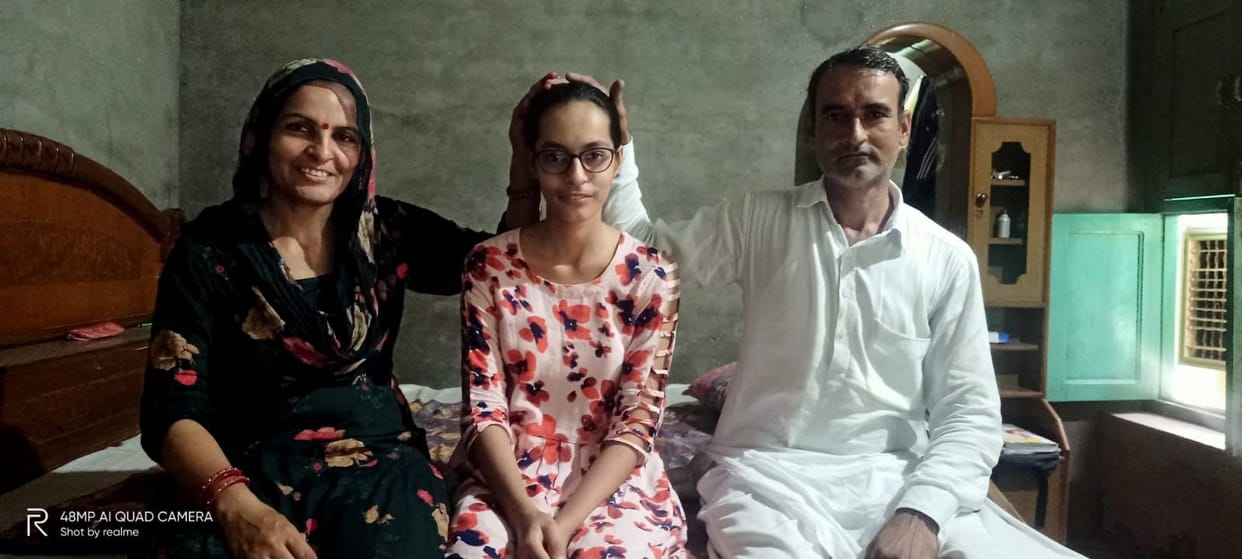 4 girl student of topper