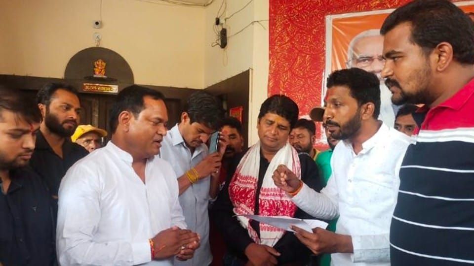 Dewas Mayor Election: Angry BJP worker accuses himself of selling tickets on kerosene due to non-receipt of ticket