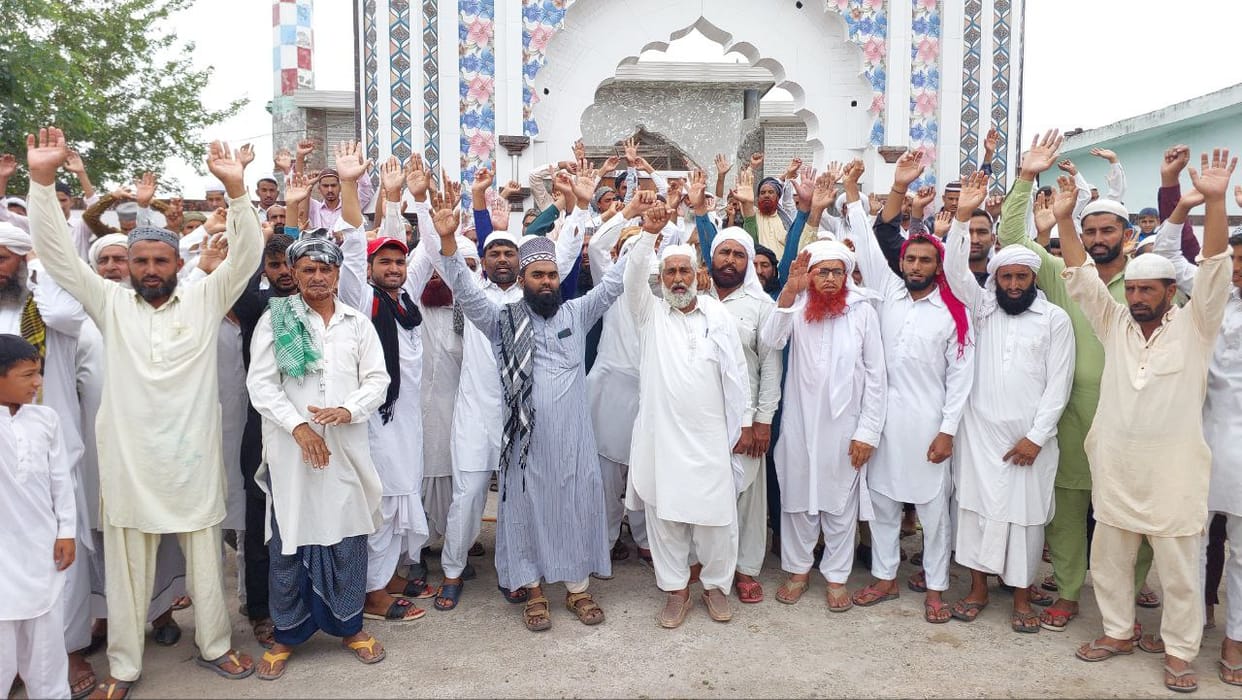 The people of the Muslim community protested