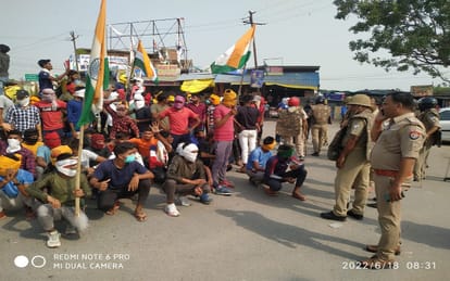 Agneepath Protest Heavy uproar in Jaunpur today bus and jeep burnt  many policemen injured in stone pelting