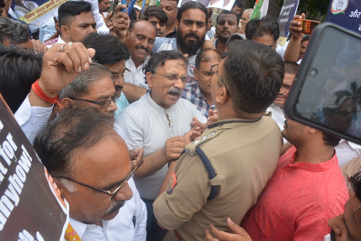 Stopped the procession of Congressmen, clashes with the police