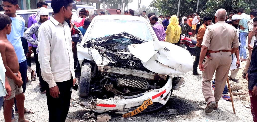 Roller and car collide in Farrukhabad, painful death of mother and son, driver's condition critical, angry people jammed