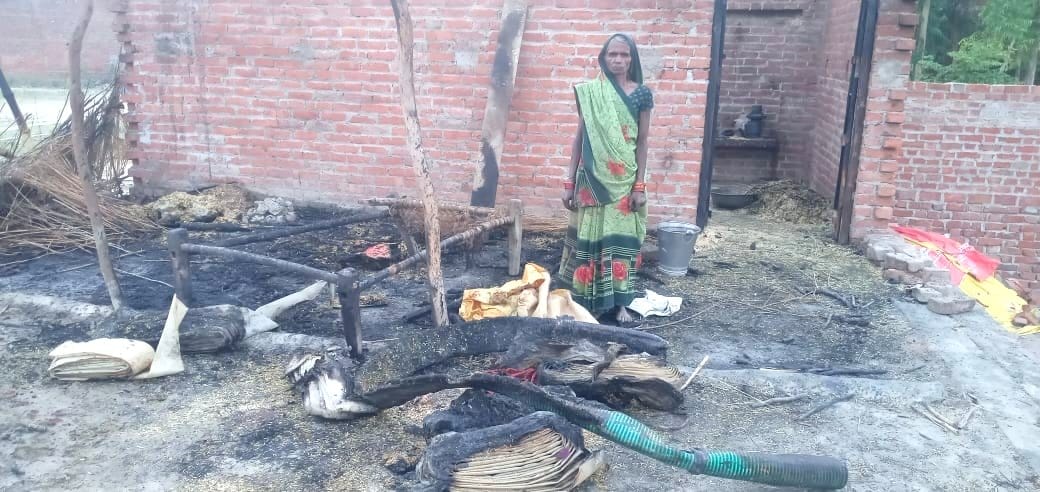 Due to unknown reasons in Hardoi, a house caught fire, household items were burnt to ashes