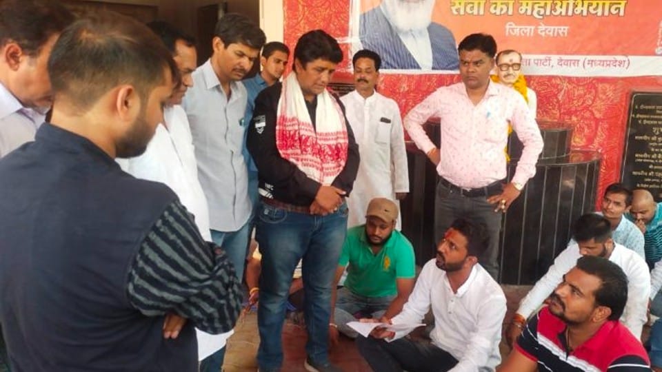 Dewas Mayor Election: Angry BJP worker accuses himself of selling tickets on kerosene due to non-receipt of ticket