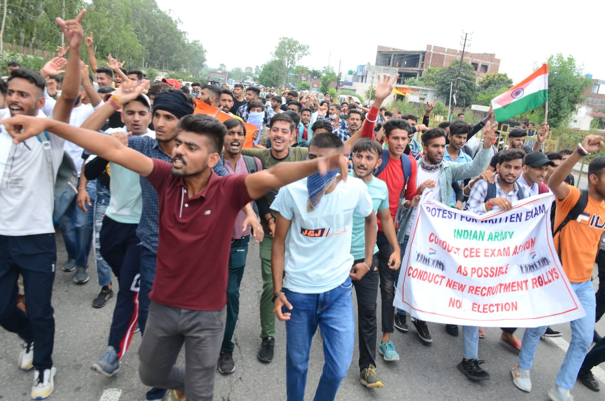 Youth descended on the highway in protest against Agneepath, demonstrated