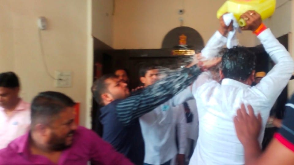 Dewas Mayor Election: Angry BJP worker accuses himself of selling tickets on kerosene due to non-receipt of ticket