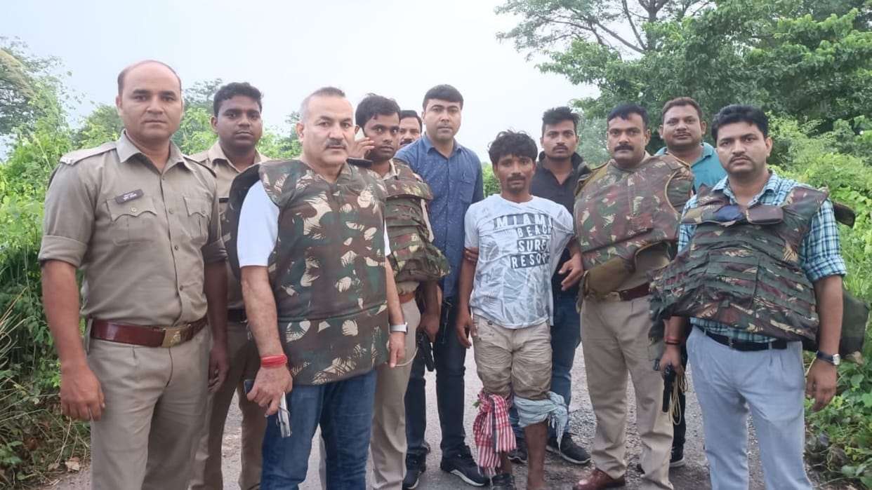 Kushinagar News Police shot at smuggler involved in constable murder