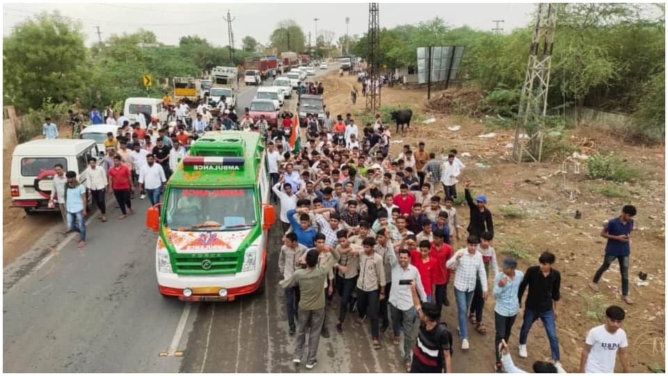 Last Rites Of Martyr Kumbhakaran Singh Performed With State Honours In Taranagar of Churu Rajasthan