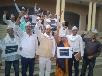 लेक्ट्रेट में प्रदर्शन करते आम आदमी पार्टी के कार्यकर्ता।