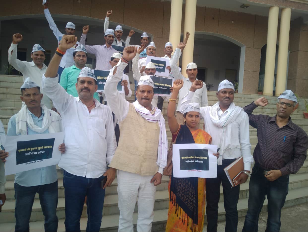 Demonstration demanding cancellation of Agneepath scheme