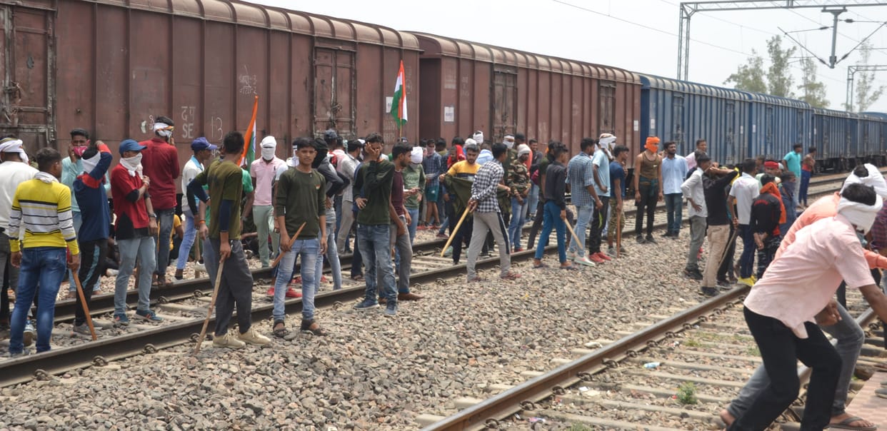 Kanpur Dehat : Rail traffic stopped in protest against Agneepath scheme, youths gathering at Lalpur station