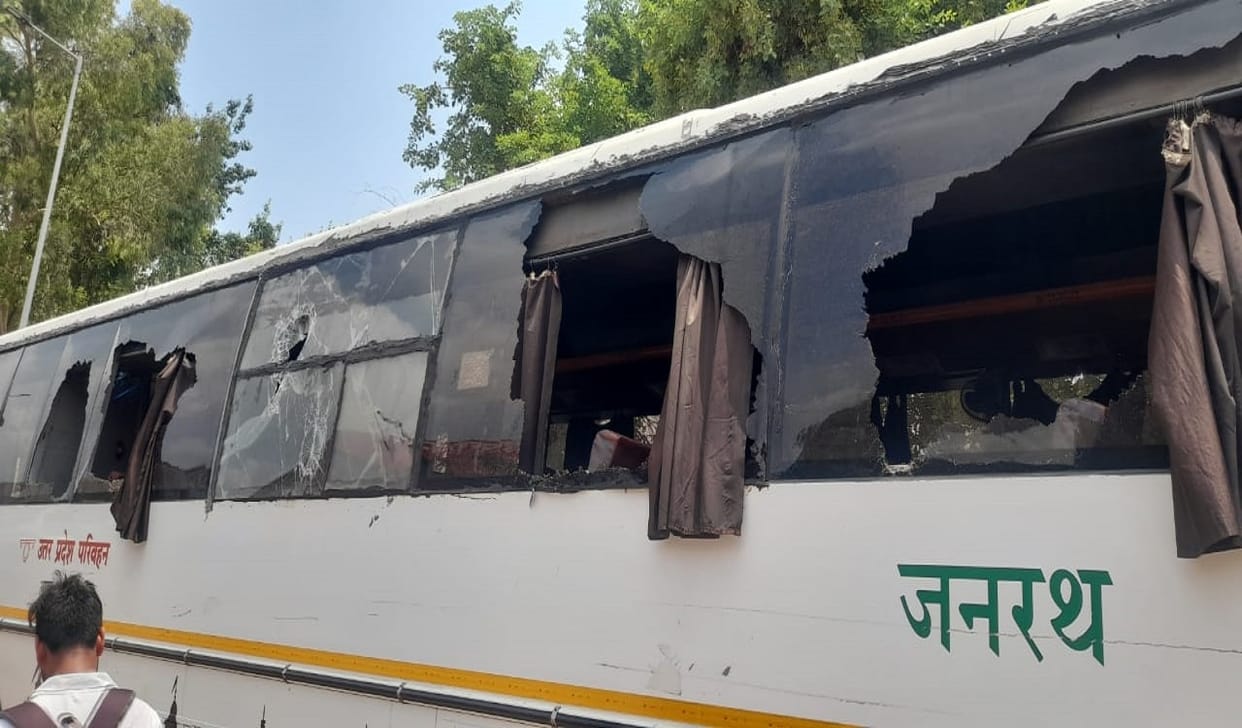 Agnipath Scheme Protest Now in Mirzapur Youth pelted stones on roadways buses many passengers injured
