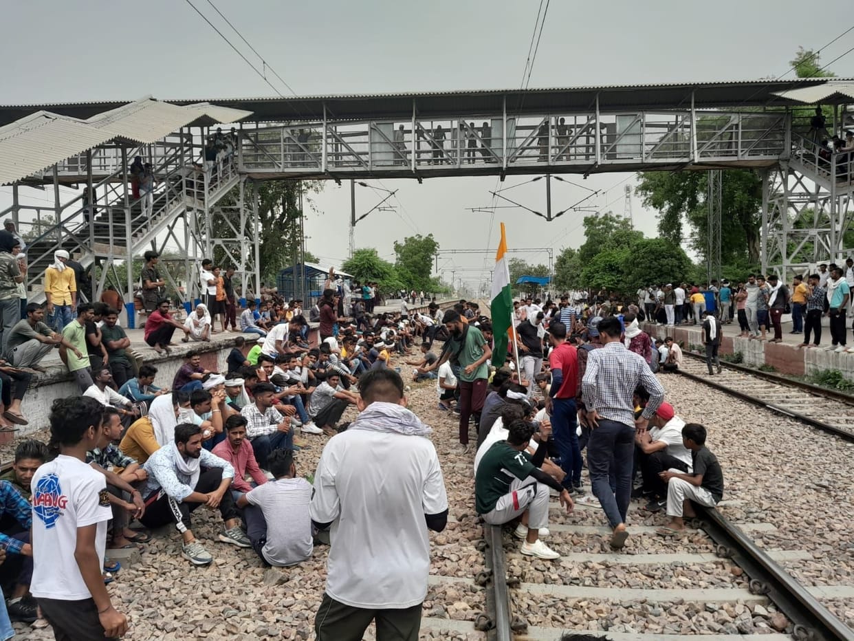 Youth jammed, stone pelted in protest against Agneepath, injured five policemen including a sub-inspector