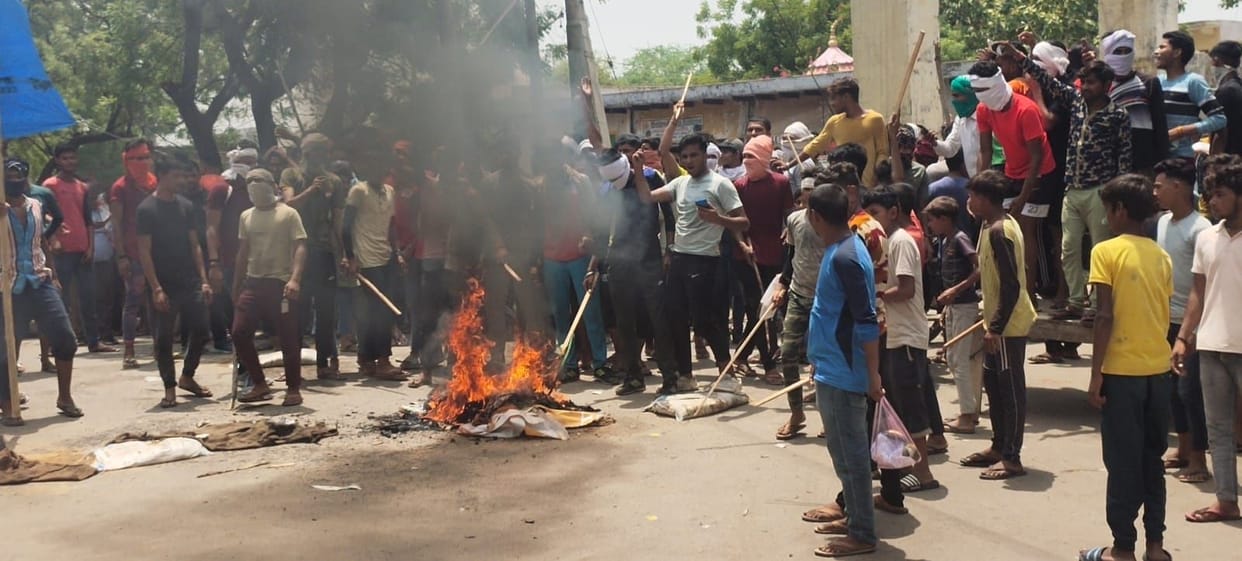 Tires burnt on roads, BJP flags-banners set on fire