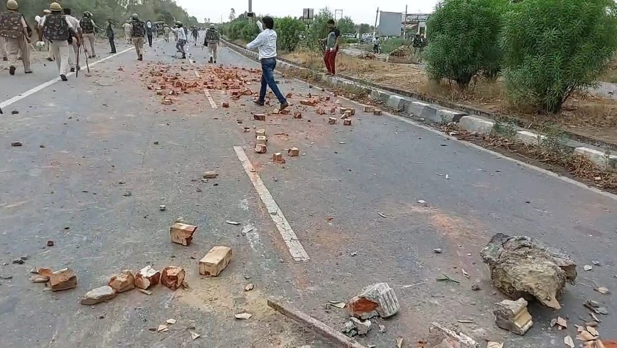 Youth descended on 'Agneepath' in Gohana, jammed, threw stones at police