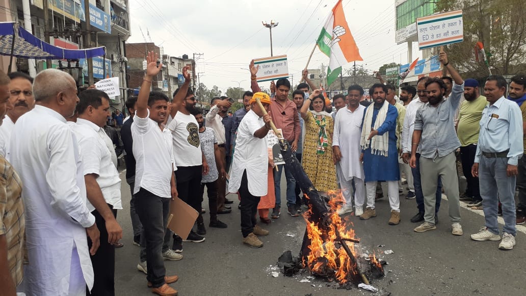 Congressmen came out on the road in support of Rahul Gandhi