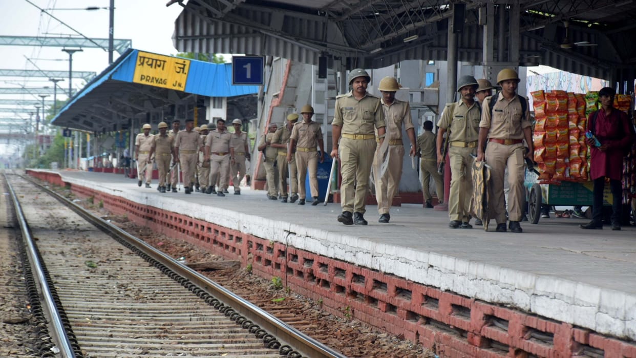 Agneepath: 33 trains coming to Prayagraj Junction, Chheoki canceled, problem will remain on Sunday too