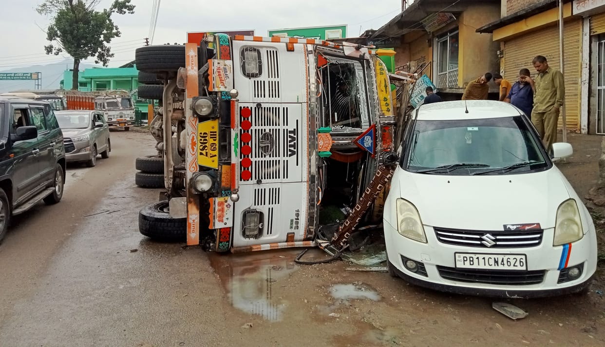 The truck overturned after hitting the car in Dhanotu