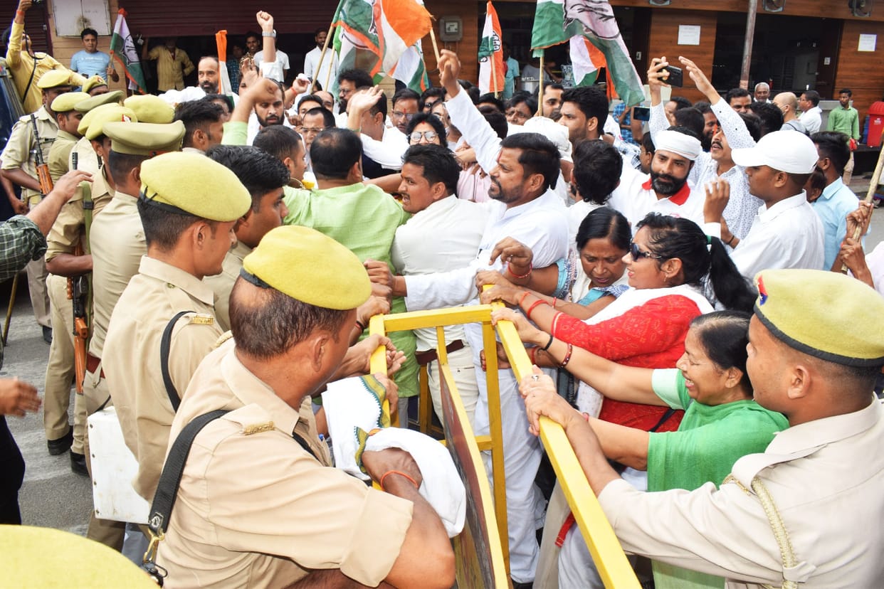 Congressmen came out to surround the collectorate, clashed with the police