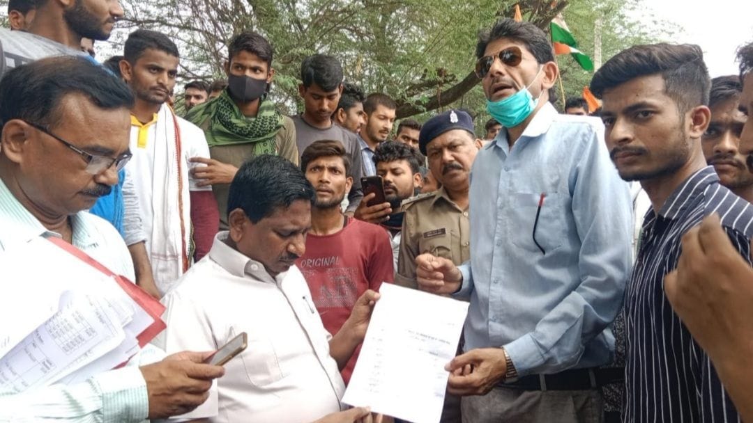 Uproar by jamming the road in protest against Agneepath