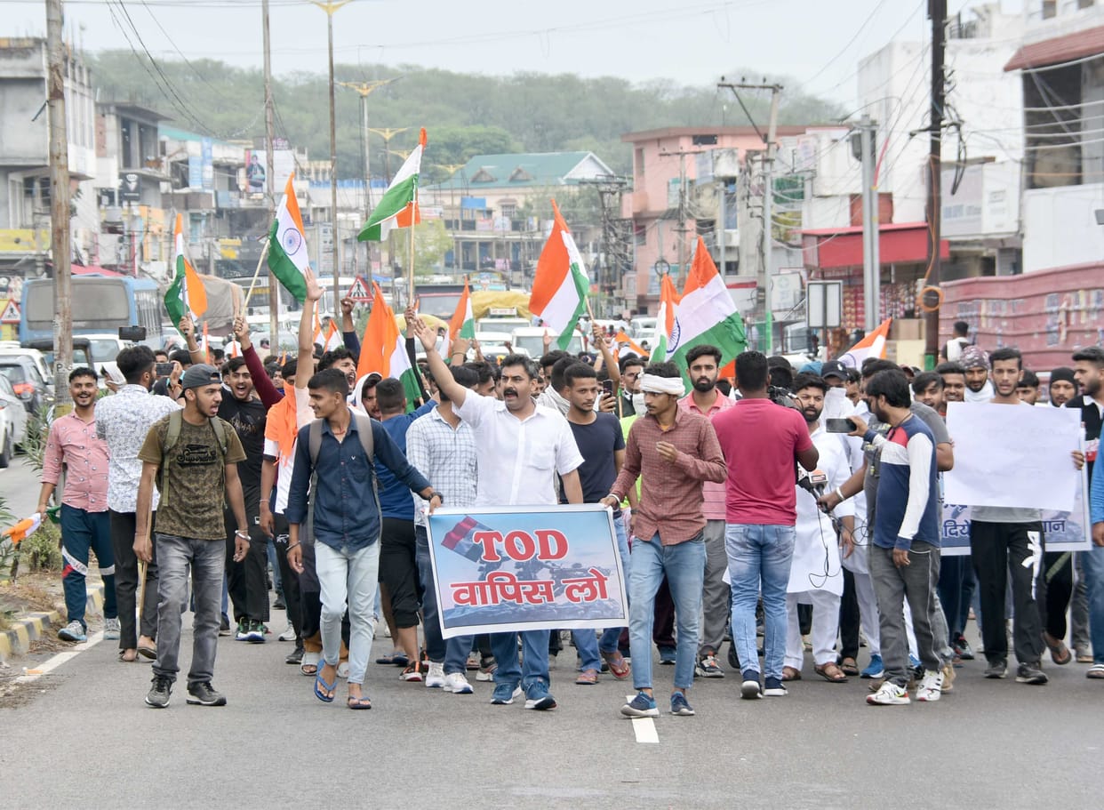Uproar against Agneepath scheme, Youth jammed Redlight Chowk  for 45 minutes, case registered