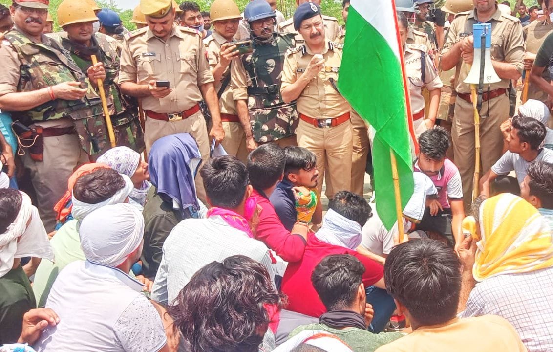 Police arrived by tractor to open the jam, the protesters cheated for three hours