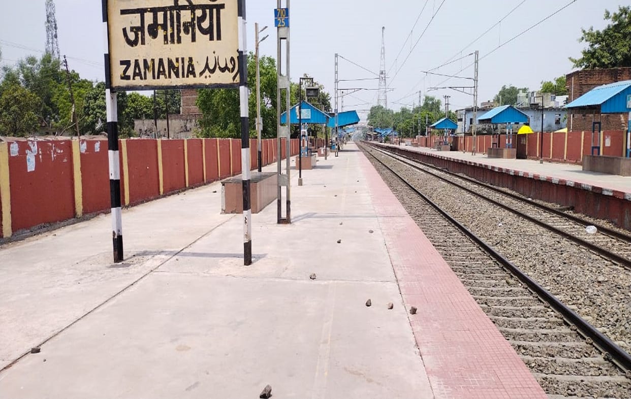 Agnipath Scheme Protest Youth attacked at Zamania station in Ghazipur stone pelting on goods train  RPF jawans injured