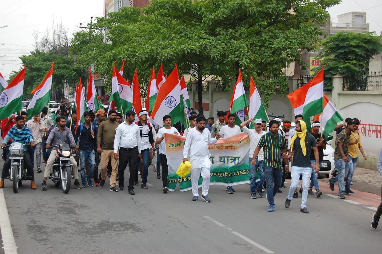 Youth took out tricolor yatra