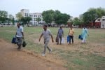 35-कैथल। ईवीएम मशीन लेकर अपने बूथों पर रवाना होते हुए कर्मचारी।