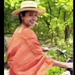 बिकिनी में साइकिल पर चिल करती दिखीं अनुष्का शर्मा