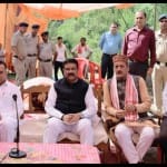 लाभार्थियों से संवाद करते केंद्रीय शिक्षा मंत्री धर्मेंद्र प्रधान।