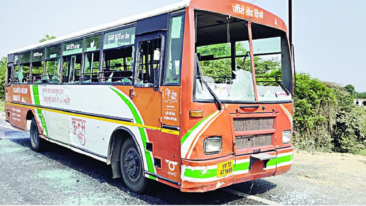 Uproar of protesters over Agnipath, buses and bikes burnt in Jaunpur, 24 policemen injured