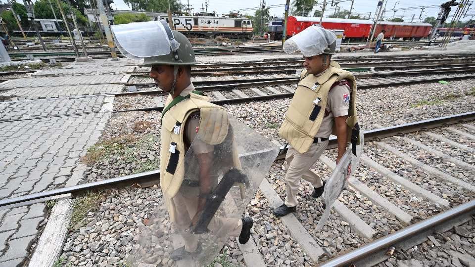 Madhya Pradesh: Bharat bandh called against Agneepath plan, Precautionary force deployed at Bhopal railway station