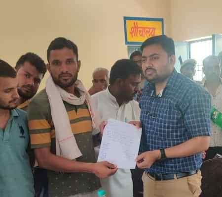 Hathras: Youth demanded to cancel Agnipath by handing over memorandum