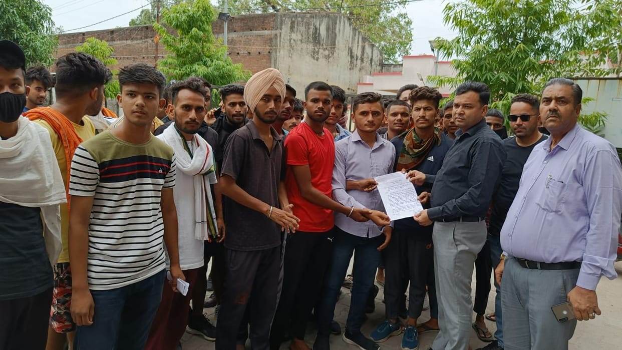 Youth held a procession and sent a memorandum to the President against the Agneepath scheme in Lalkuan.