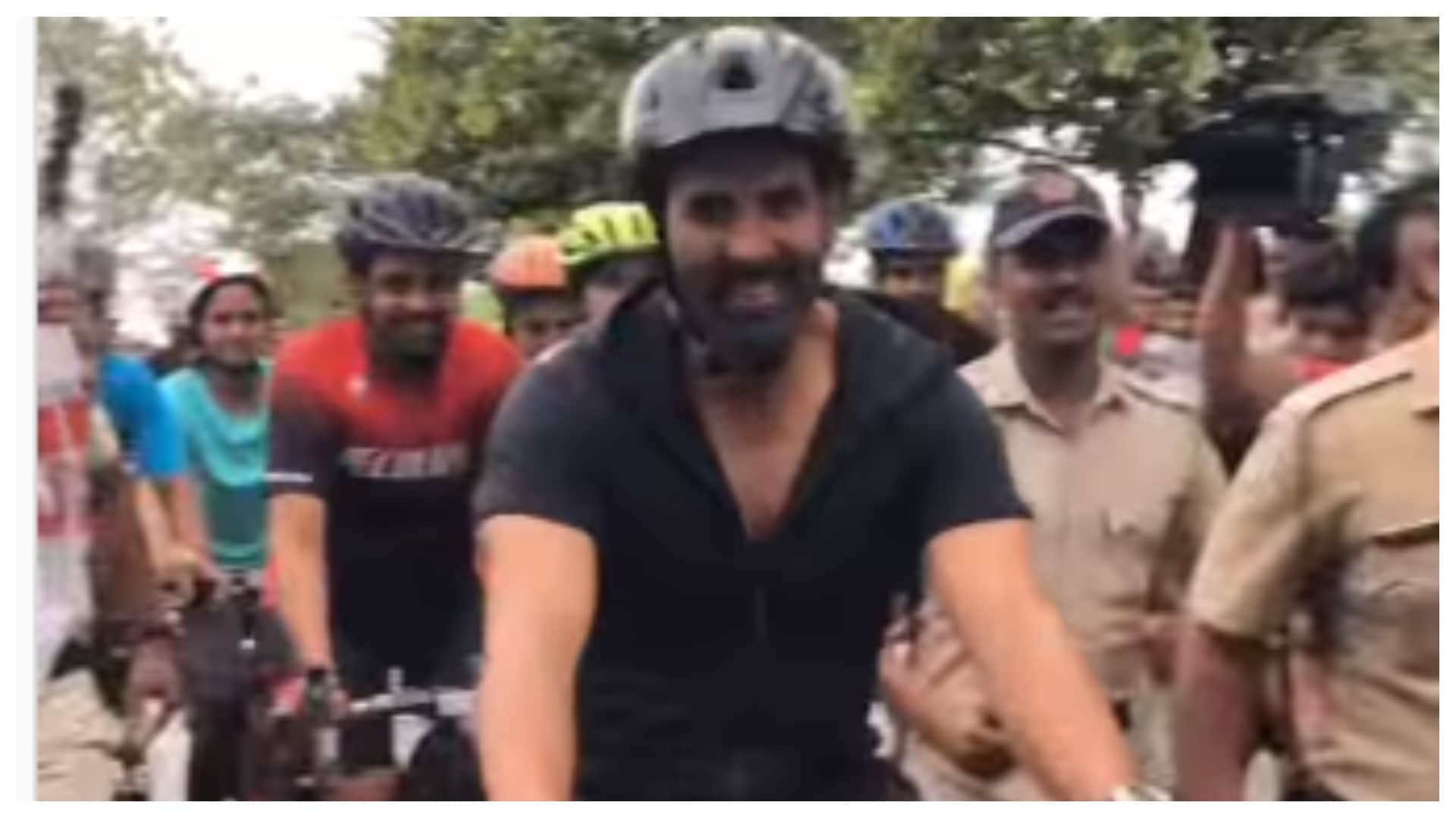 Akshay Kumar runs at Marine Drive in the early morning Mumbai Police event fans praises him