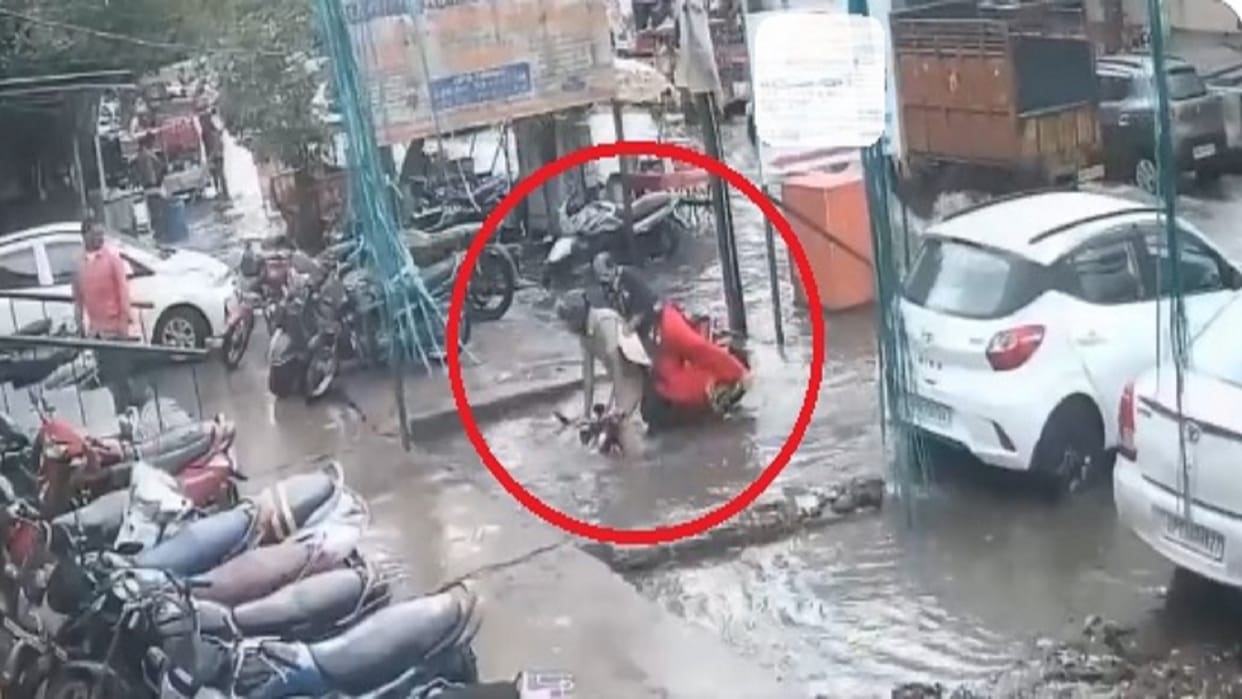 Constable  And Wife Along With Scooty Fell Into Drain In aligarh video that went viral